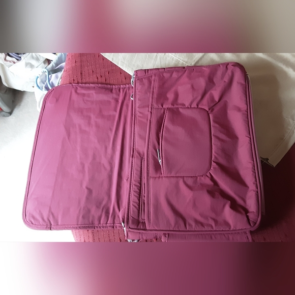 EUC Lug Pontoon Crossbody - Picture 9 of 12